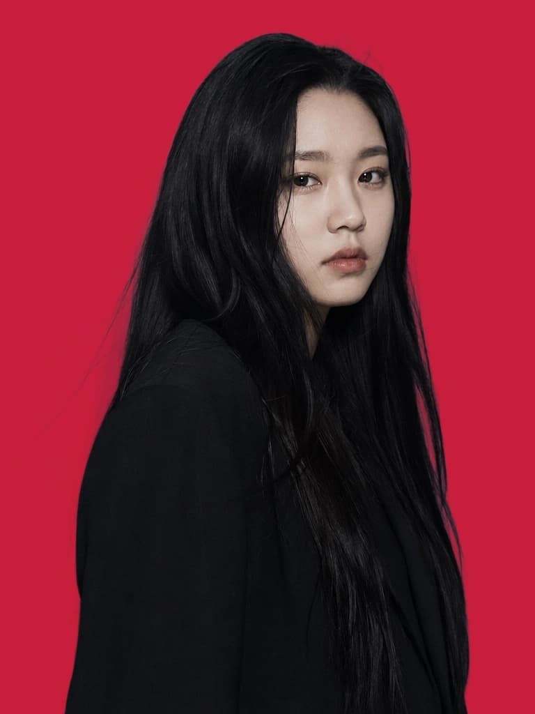 07-portrait-loose-hair-bg-noise